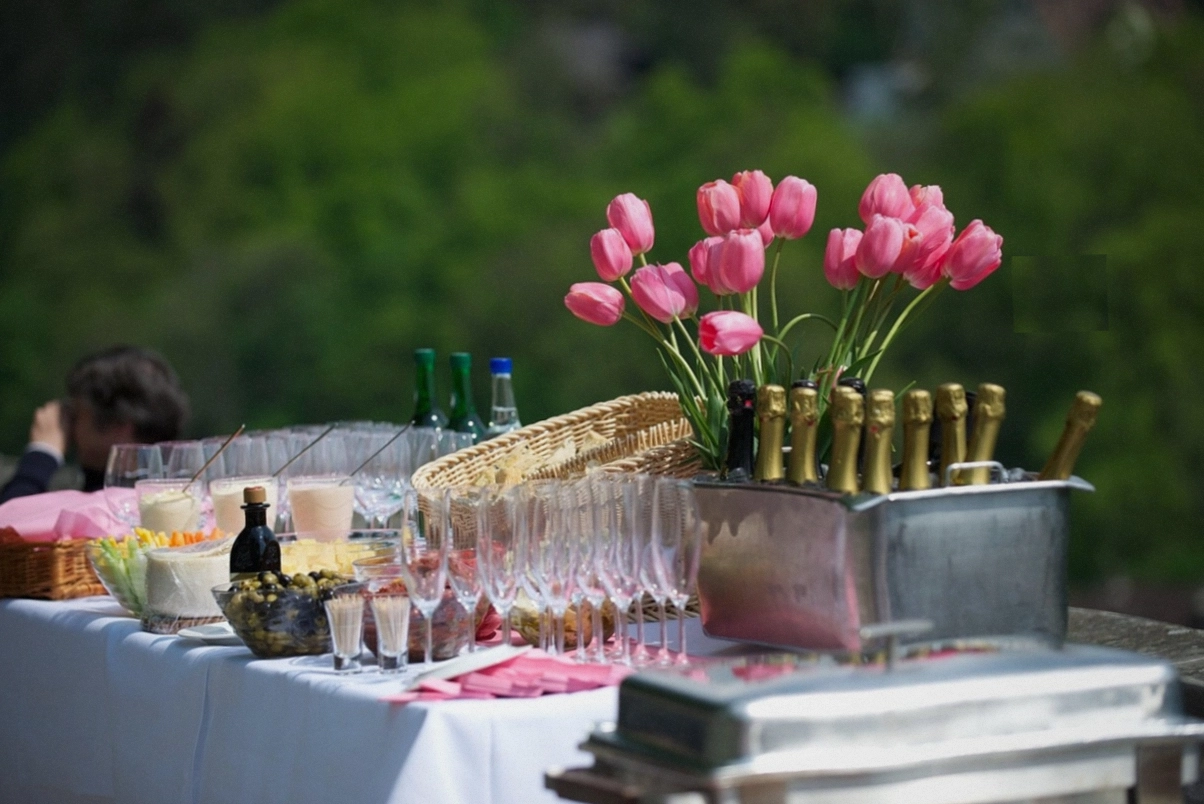 Tafel met dessertbordjes en glazen dessertwijn
