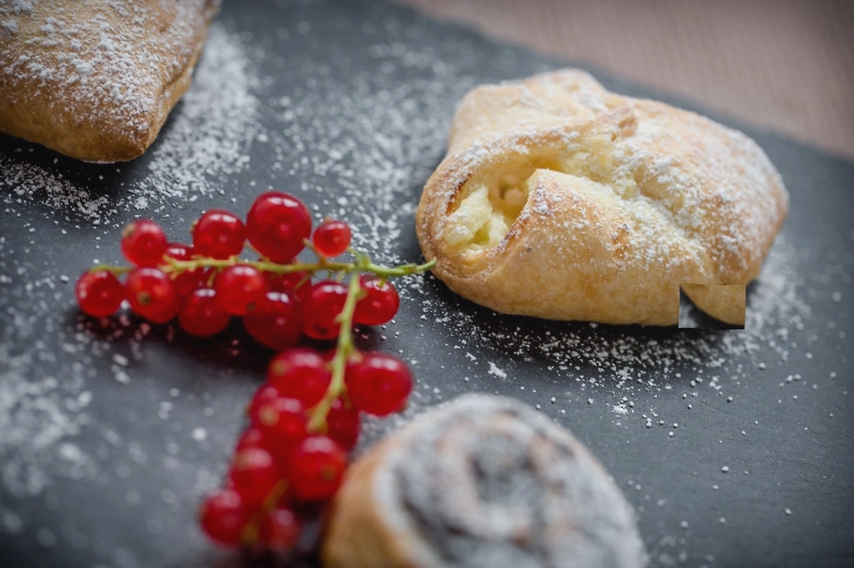 Koude lunchboxen met drie gerechtjes naast elkaar